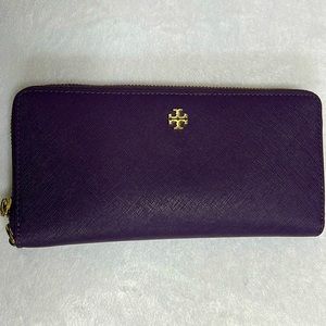 Tory Burch wallet, doesn’t have a wristband